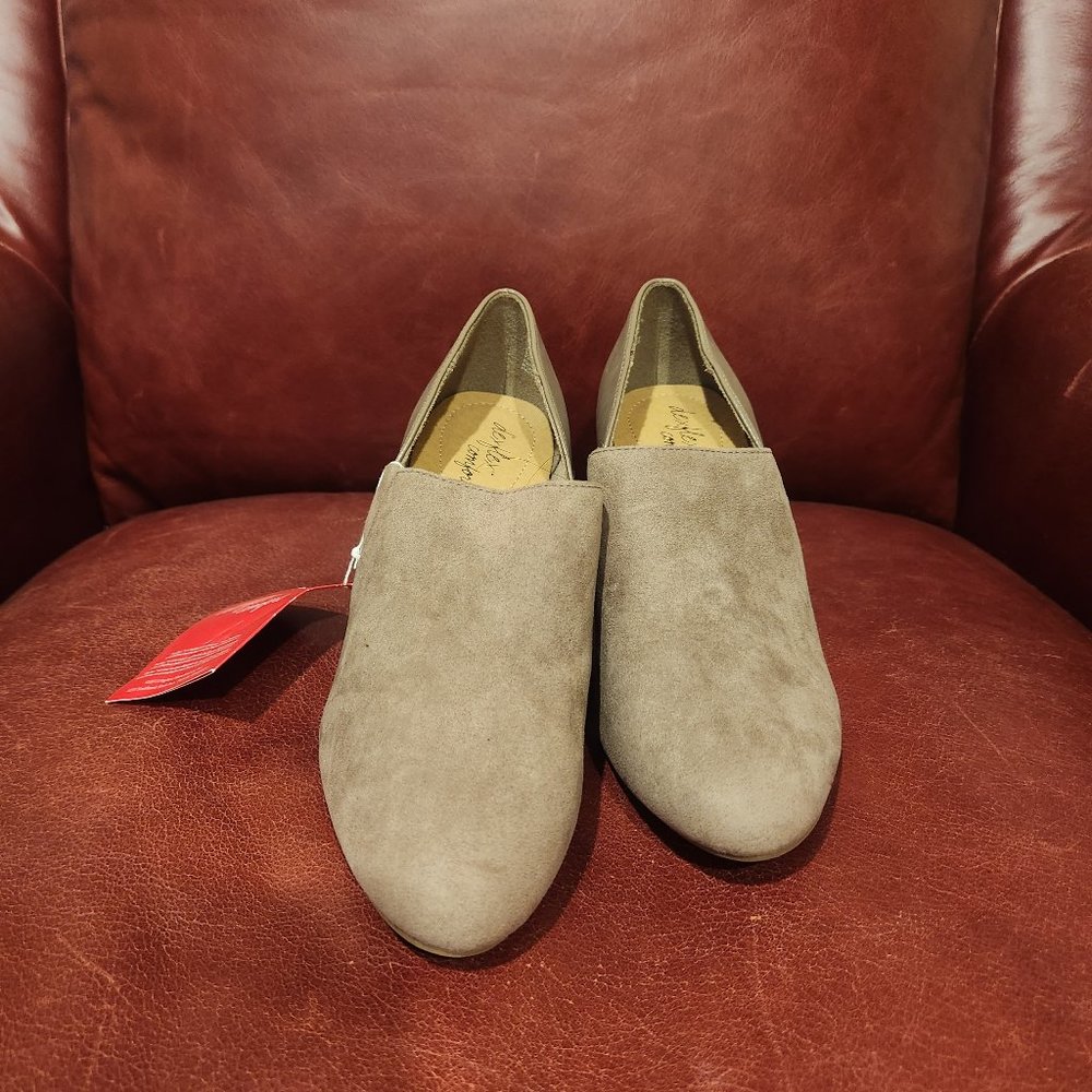 NWOB!! Deflex Comfort Taupe Heels -7